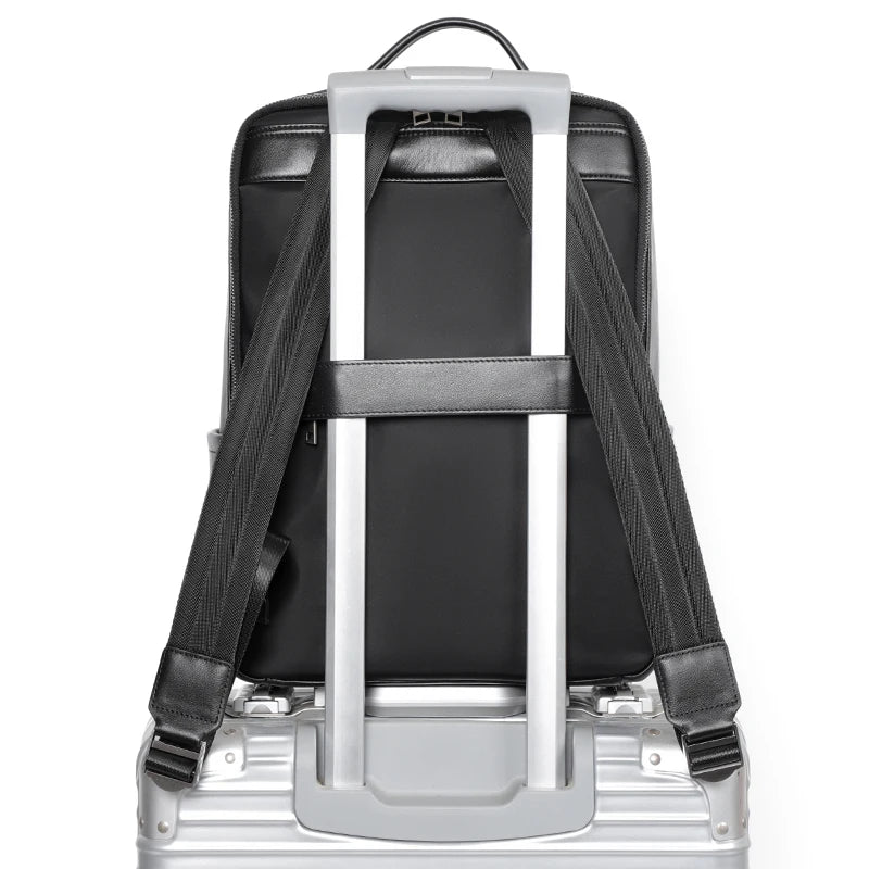 Mochila Executive  em Couro Liso  Com Fecho de Aba para Notebook 15" - Preto