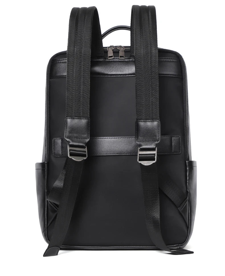 Mochila Executive  em Couro Liso  Com Fecho de Aba para Notebook 15" - Preto